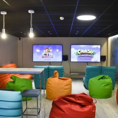 salle pour enfants avec télé