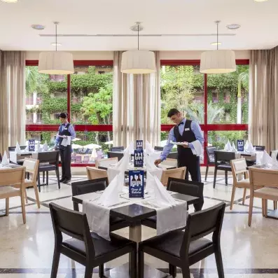 serveur dans la salle de restaurant