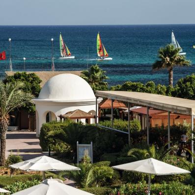 vue sur la mer avec planches à voile