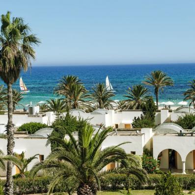 bungalows blancs et mer derrière