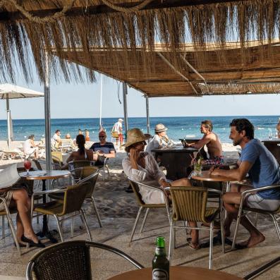 personnes sur la terrasse d'un restaurant