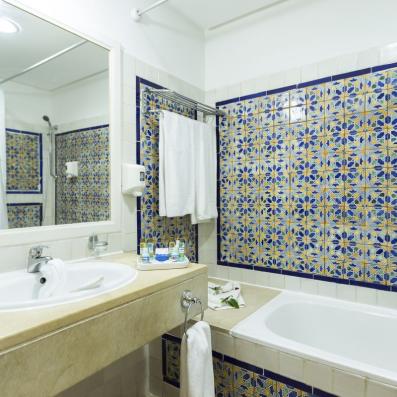 salle de bains avec mosaïques