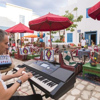 homme jouant du synthétiseur