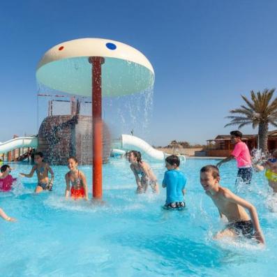 groupe d'enfants jouant dans la piscine