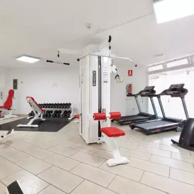Une salle de sport spacieuse, équipée de tapis de course et d'appareils de musculation.