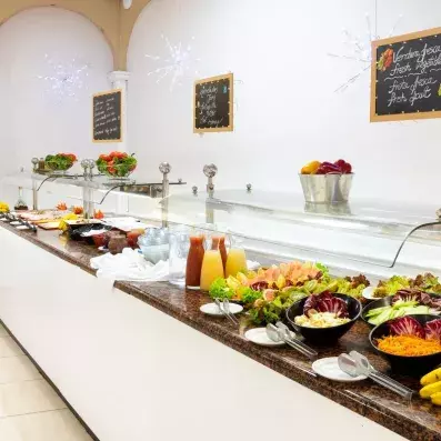 Un buffet de restaurant proposant une variété de plats frais, de salades et de fruits.