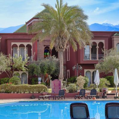 batiment devant piscine