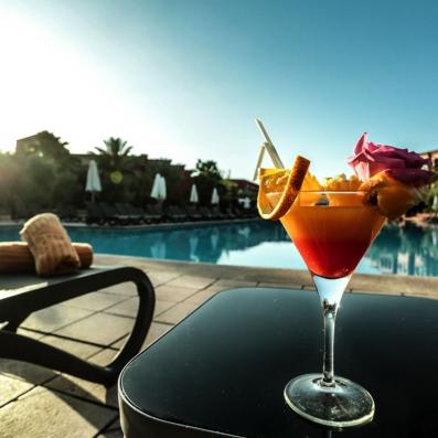 cocktail au bord de la piscine
