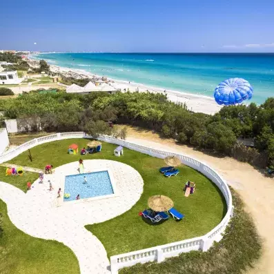 vue aérienne piscine et mer