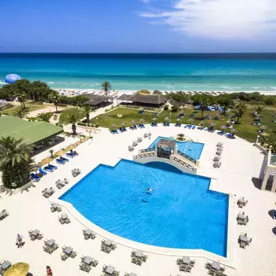 vue aérienne piscine et mer