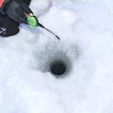trou dans lac gelé pour pêcher
