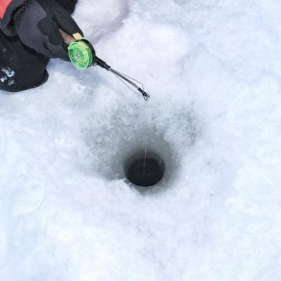 trou dans lac gelé pour pêcher