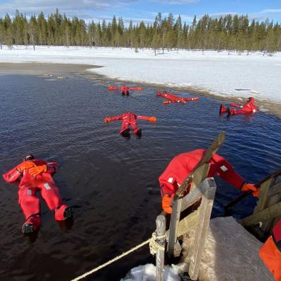 groupe flottant dans un lac