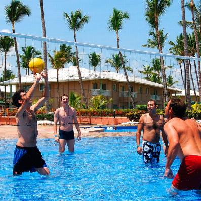groupe jouant au volley ball dans piscine