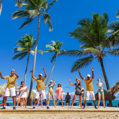 groupe dansant sur la plage