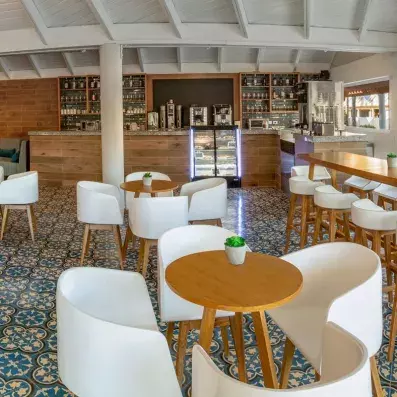 bar avec tables et chaises