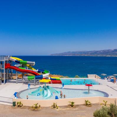 piscine avec toboggans