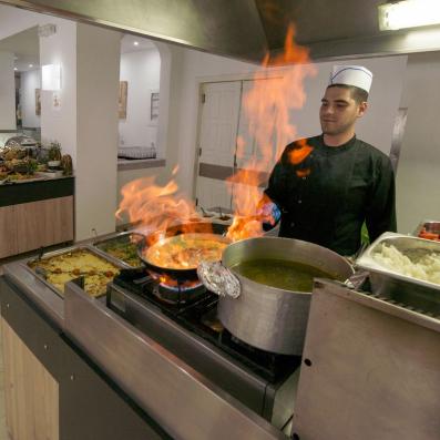 cuisinier faisant flamber un plat