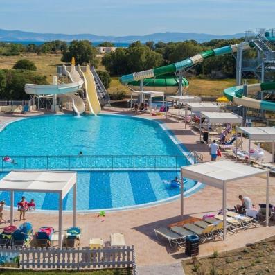 piscine avec toboggans