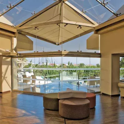 hall d'hôtel avec vue piscine