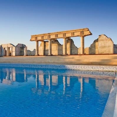 piscine avec décoration temple grec