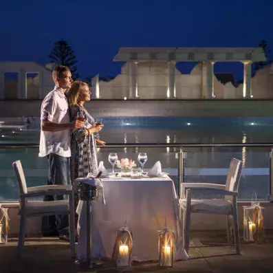 couple le soir sur la terrasse d'un restaurant