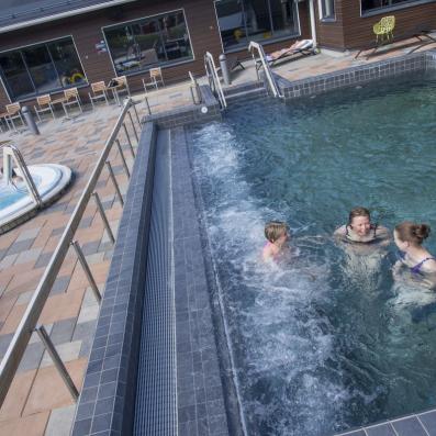 personnes dans piscine intérieure