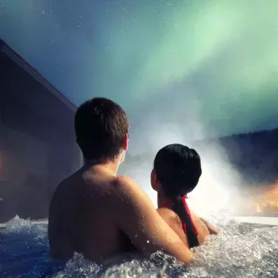 couple dans bain bouillonnant 