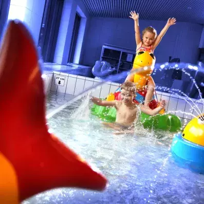 enfants jouant dans piscine intérieure