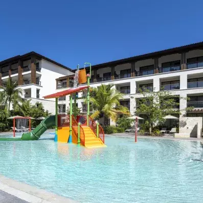 pataugeoire avec toboggans pour enfants