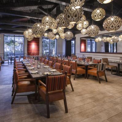 restaurant longue table et luminaires design