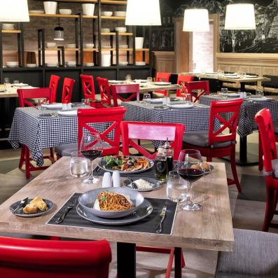 salle de restaurant chaises rouges