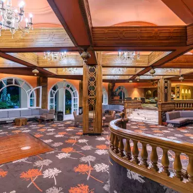 salon avec moquette fleurs