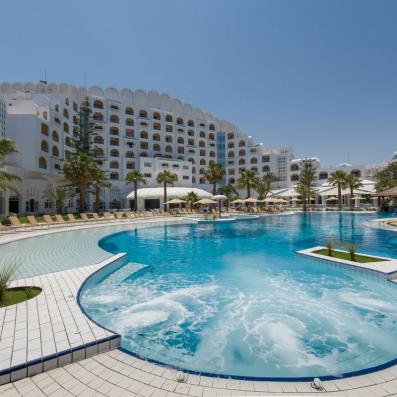 piscine avec hôtel en arrière plan