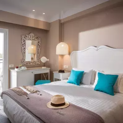 chambre avec grand lit