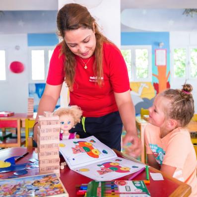 animatrice avec enfants