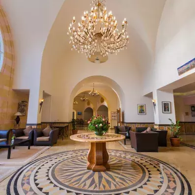 hall hôtel avec grand lustre