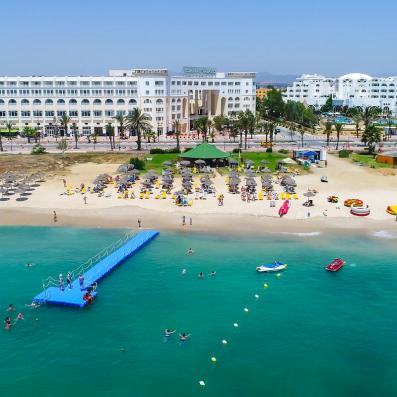 vue aérienne de la plage et hôtel