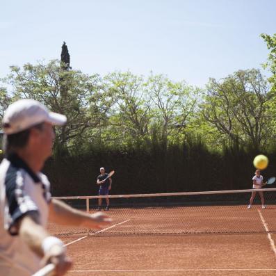 hommes jouant au tennis