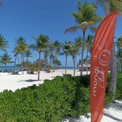 plage avec drapeau Mondi Club