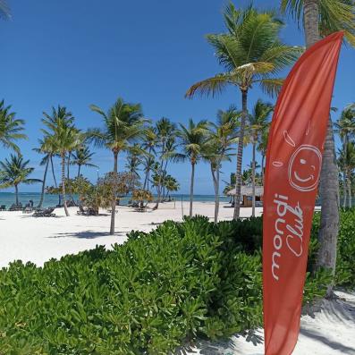 plage avec drapeau Mondi Club