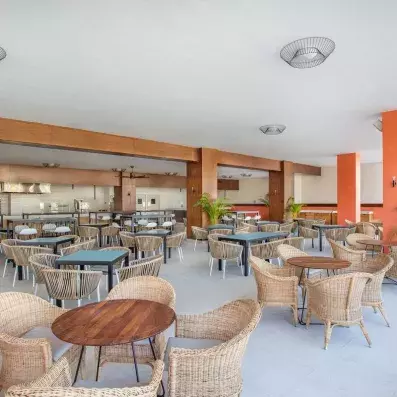 salle avec chaises et tables