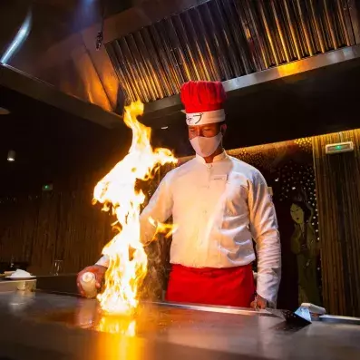 cuisinier faisant flamber un plat