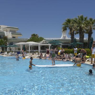 planche dans piscine