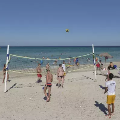 groupe jouant au beach volley