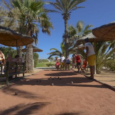 groupe jouant à la pétanque