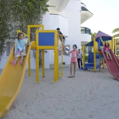 enfants sur toboggan