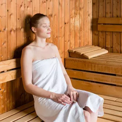 femme dans un sauna