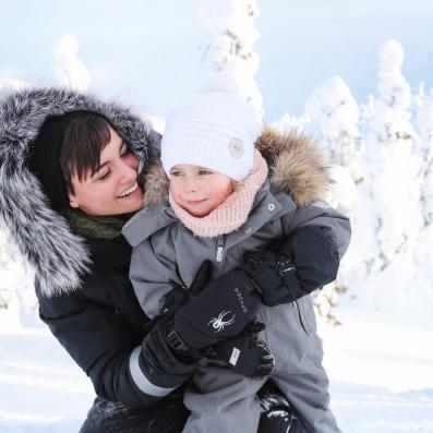 mère avec son enfant dans la neige