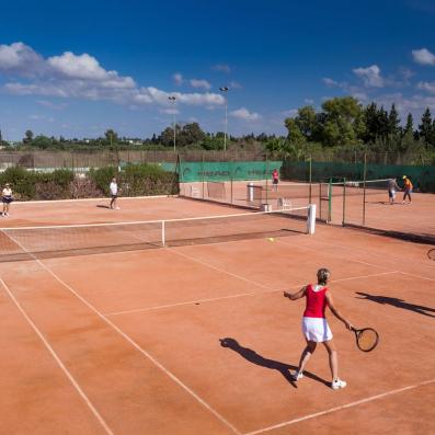  2 personnes jouant au tennis